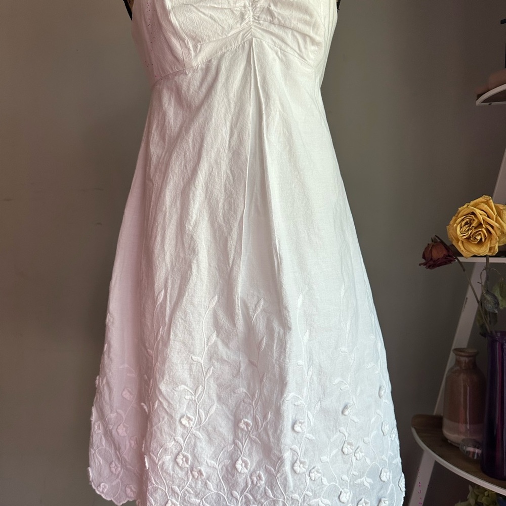 Elegant White Sleeveless Dress